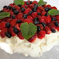Pavlova z truskawkami i jagodami
