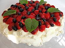 Fot. walczak72, Pavlova z truskawkami i jagodami