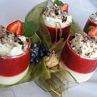 Deser panna cotta z musem truskawkowym