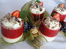 Fot. walczak72, Deser panna cotta z musem truskawkowym