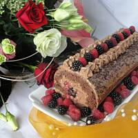 Podwójnie czekoladowa rolada z malinami