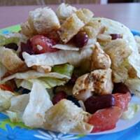 Sałatka z kurczakiem i grzankami