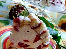 Fot. sylwiachmiel, Ciasto z truskawkami pod roladą