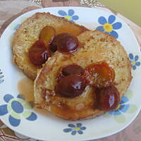 Śliwki z cynamonem i francuskie grzanki