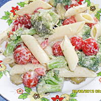 Sałatka brokułowa z makaronem i pomidorkami koktajlowymi