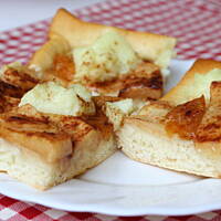 Placek drożdżowy z jabłkami i budyniem