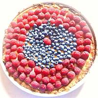 Letnia tarta z malinami i borówkami