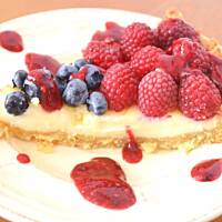 Letnia tarta z malinami i borówkami