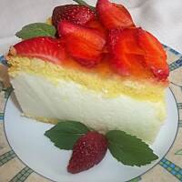 Torcik jajeczny z truskawkami