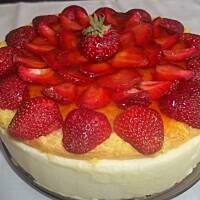 Torcik jajeczny z truskawkami