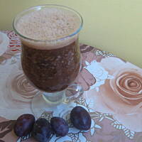 Koktajl ze śliwek węgierek z syropem truskawkowym