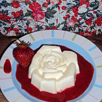 Panna cotta z musem truskawkowym