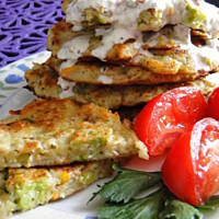 Placuszki mięsno-warzywne z sosem tzatziki