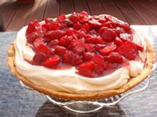 Fot. agf, Tarta z kremem mascarpone i truskawkami w syropie malinowym z sherry