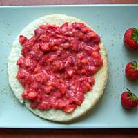 Crunchella z truskawkami i brązowym cukrem