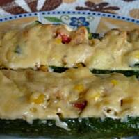 Cukinia faszerowana kurczakiem i warzywami