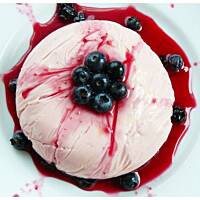 Borówkowy sernik w kałuży