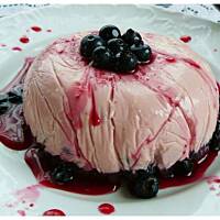 Borówkowy sernik w kałuży