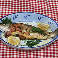 Okoń morski z wędzonym boczkiem