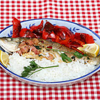 Okoń morski z wędzonym boczkiem