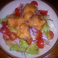 Sałatka z serem camembert w panierce oraz tostami czosnkowymi