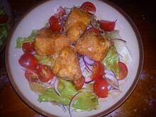 Fot. greza, Sałatka z serem camembert w panierce oraz tostami czosnkowymi