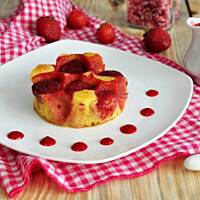 Truskawkowe ciasto z malinowo-różaną polewą