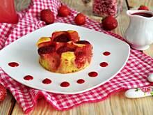 Fot. MIENTA, Truskawkowe ciasto z malinowo-różaną polewą