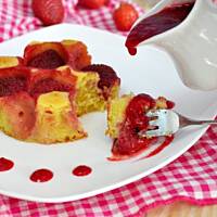 Truskawkowe ciasto z malinowo-różaną polewą