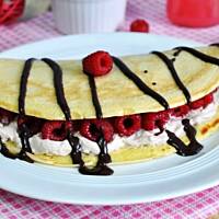 Naleśniki z czekoladowym serkiem i malinami