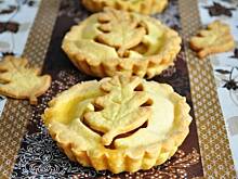 Fot. MIENTA, Kruche babeczki ze śliwkami i gruszką