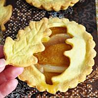 Kruche babeczki ze śliwkami i gruszką