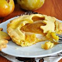 Kruche babeczki ze śliwkami i gruszką