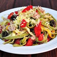 Makaron z tuńczykiem, pomidorami i oliwkami