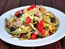 Fot. MIENTA, Makaron z tuńczykiem, pomidorami i oliwkami