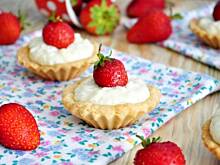 Fot. MIENTA, Ryżowe babeczki z truskawkami