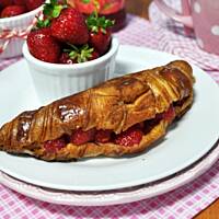 Tosty francuskie z croissantów z truskawkami