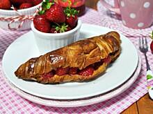 Fot. MIENTA, Tosty francuskie z croissantów z truskawkami