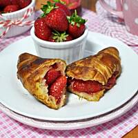 Tosty francuskie z croissantów z truskawkami