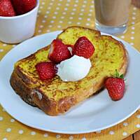 Tosty francuskie z croissantów z truskawkami