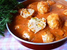 Fot. Mama - Różyczki, Pulpety z ogórkami konserwowymi cebulą i marchewką w sosie pomidorowym