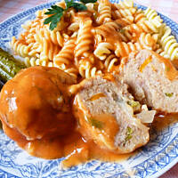 Pulpety z ogórkami konserwowymi cebulą i marchewką w sosie pomidorowym