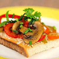 Grzanki warzywne z lutenicą