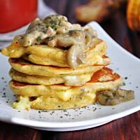 Oscypkowe placuszki z sosem ze świeżych maślaków