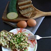 Jajecznica z cukinią i suszonymi pomidorami