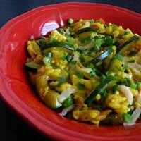 Żółte risotto z kurczakiem i cukinią