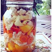 Sezonowe warzywa kiszone na ostro