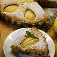 Ucierane ciasto z gruszkami i kawałkami czekolady