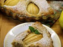 Fot. APM, Ucierane ciasto z gruszkami i kawałkami czekolady