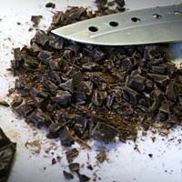 Ucierane ciasto z gruszkami i kawałkami czekolady